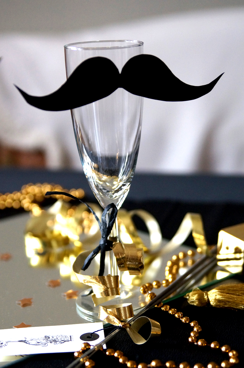 Silvester Sektglas DIY Deko mit Moustache