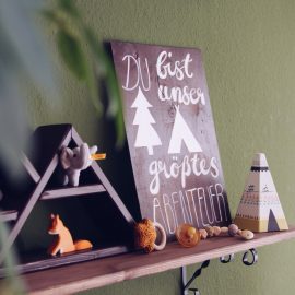 DIY: Holzschild fürs Baby mit Lettering Design